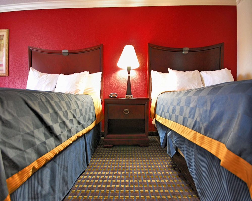 Room, 2 Queen Beds, Smoking - Photo 2