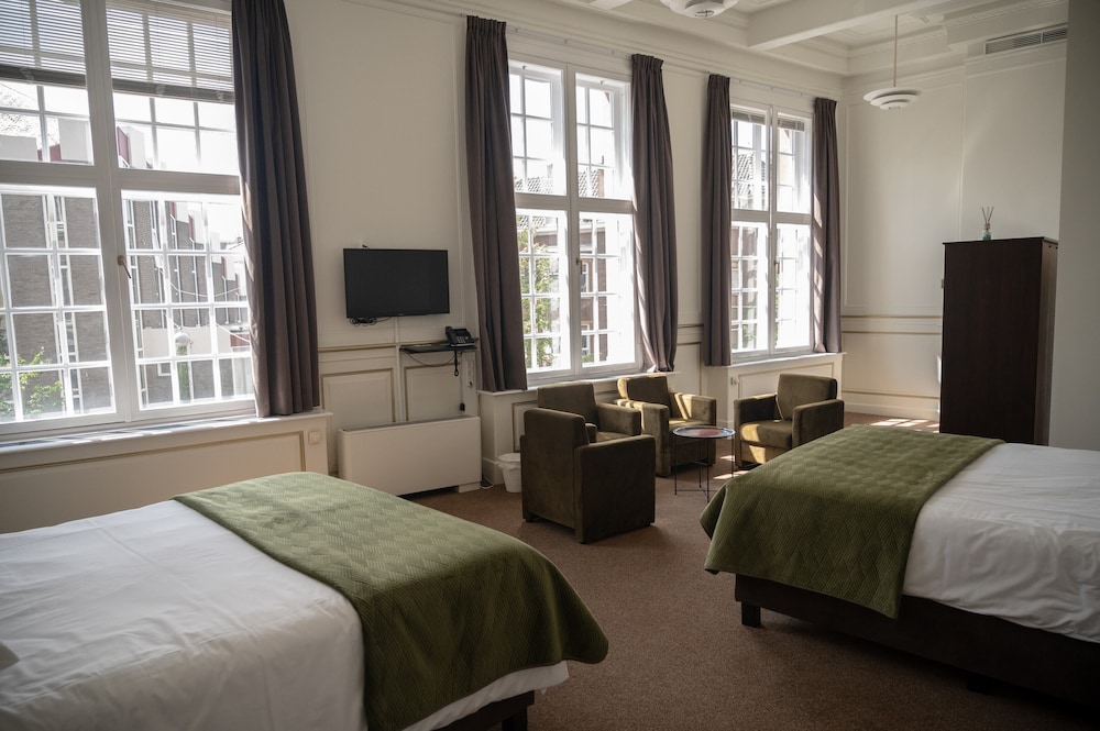Deluxe Quadruple Room, 2 Queen Beds, Non Smoking photo 1