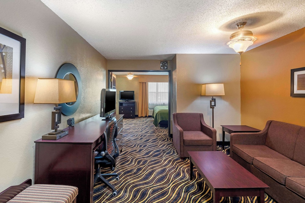 Business Suite, 1 King Bed with Sofa bed, Non Smoking, Jacuzzi - Photo 4