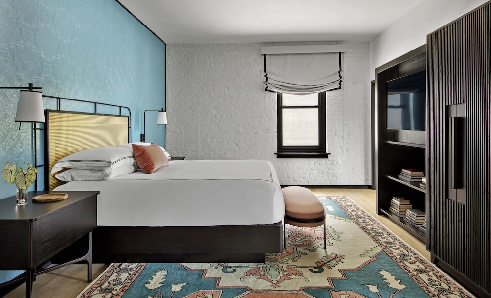 Suite, 1 King Bed (Battiste) photo 1
