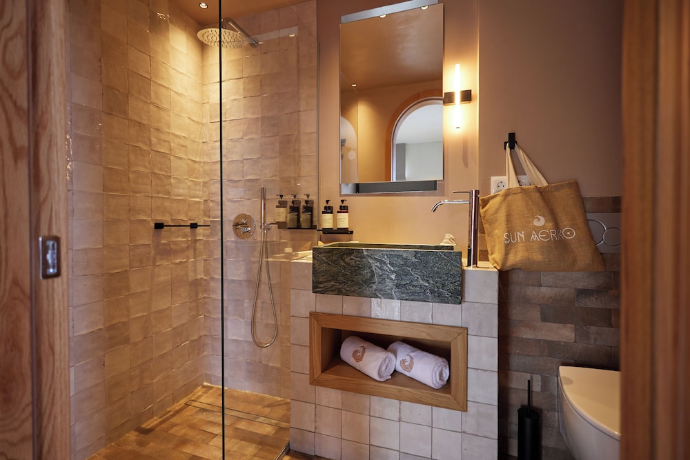 Deluxe Suite with Outdoor Tub - Photo 8