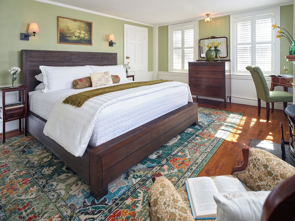 Chatham Light Room