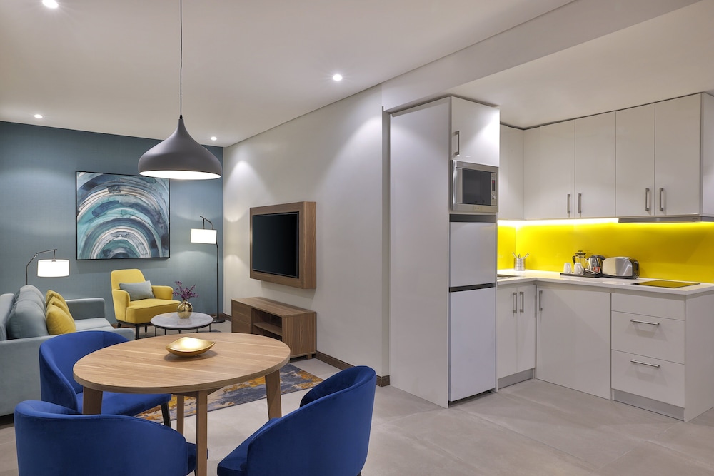 Suite, 1 Bedroom, Smoking, Kitchen - Photo 1