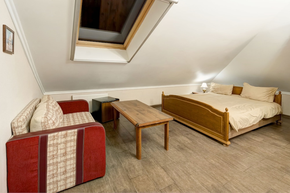Triple Room, 1 Queen Bed With Sofa Bed, Non Smoking photo 1