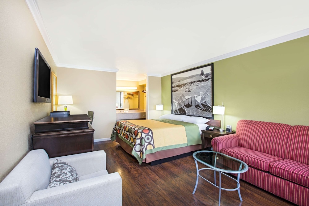 Superior Room, 1 King Bed, Smoking photo 1