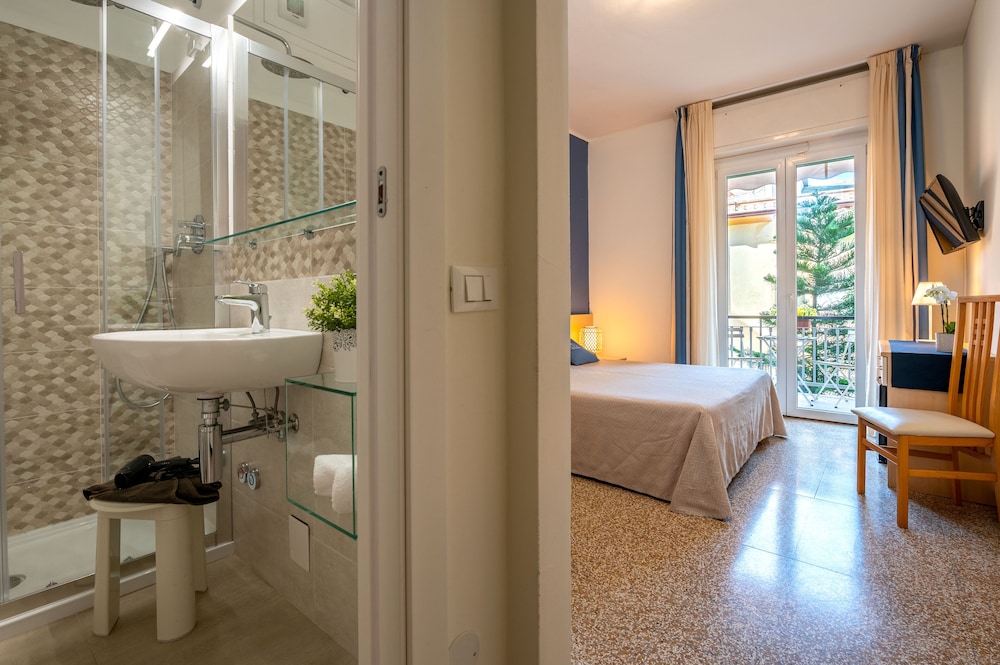 Standard Double or Twin Room, 1 Bedroom, Balcony - Photo 4
