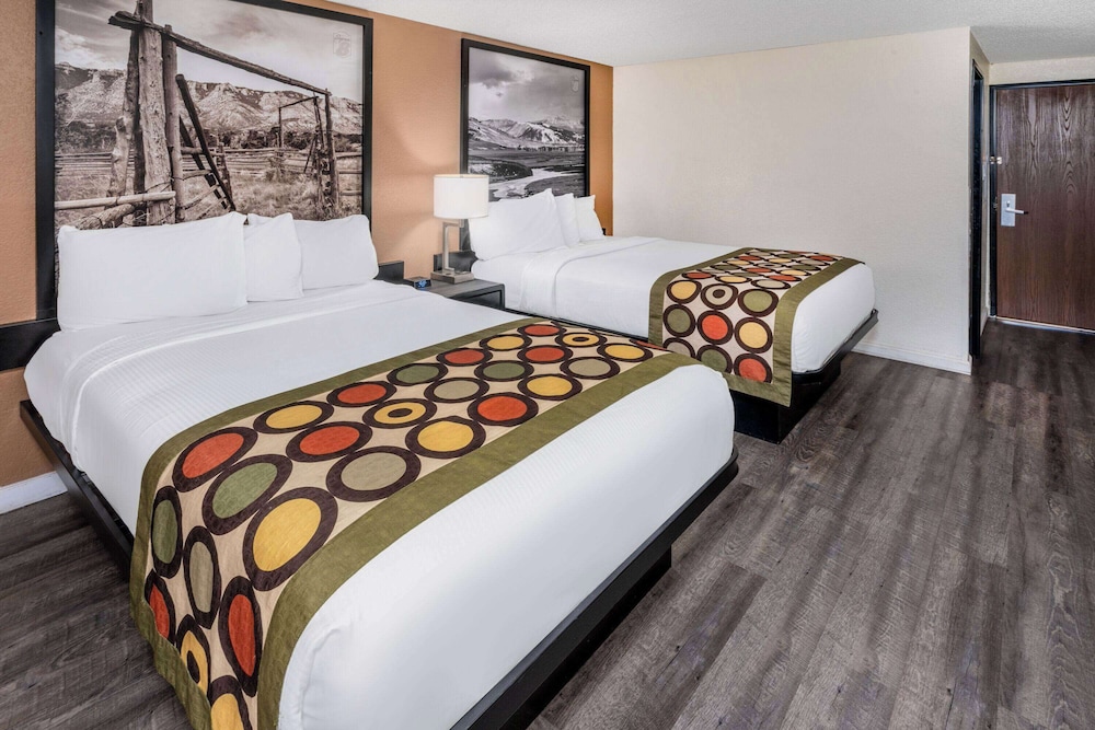 Standard Room, 2 Queen Beds - Photo 3