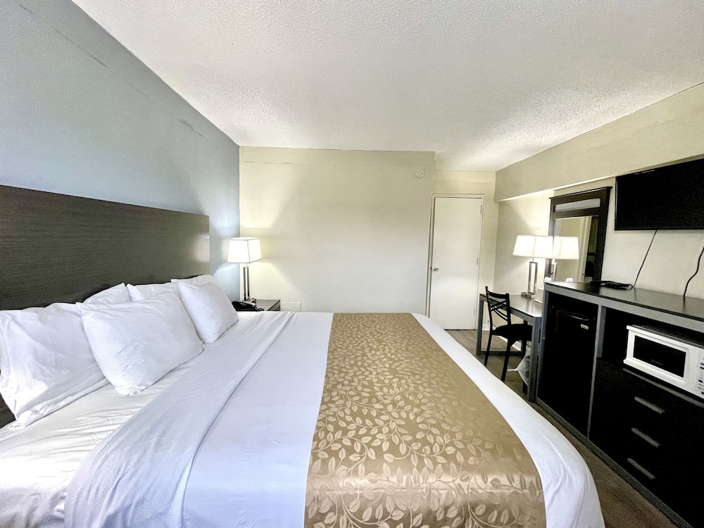 Standard Room, 1 King Bed, Non Smoking - Photo 13