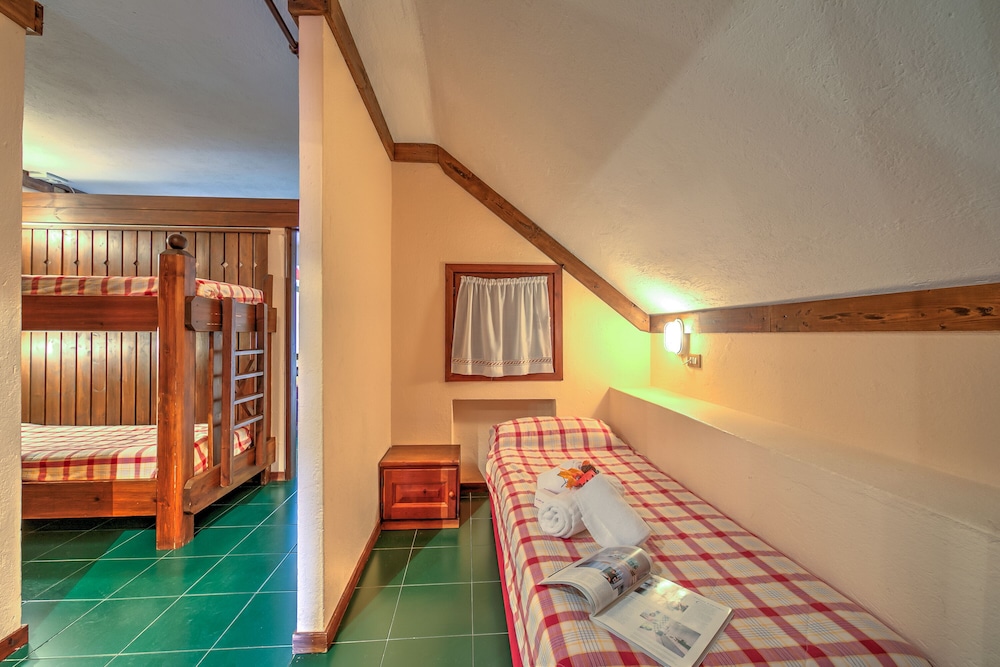 Family Apartment, Multiple Bedrooms, Mountainside (Grange Hike & Ski - 29D Sestriere) photo 1