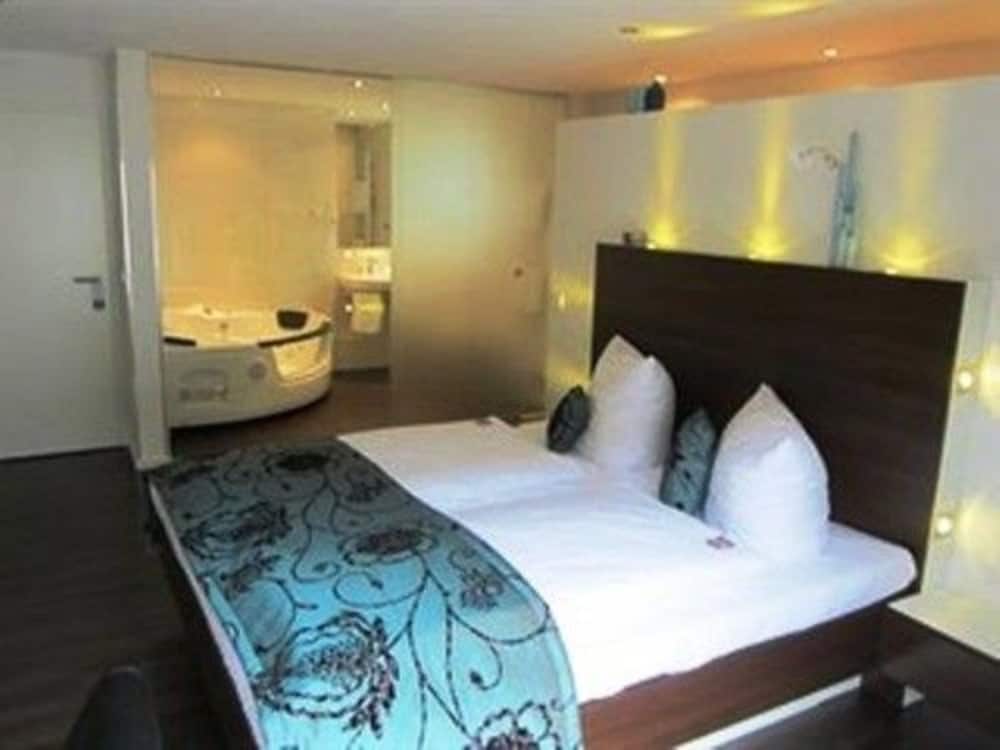 Exclusive Single Room, Jetted Tub (Waterworld) photo 1