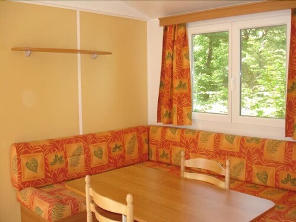 Mobile Home, 2 Bedrooms photo 2