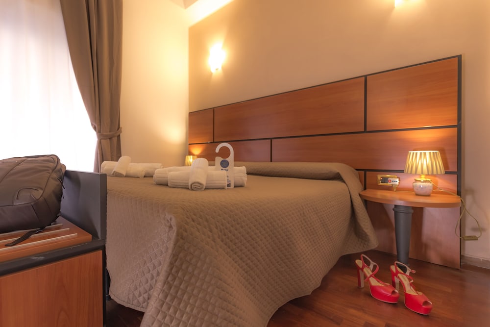Basic Double or Twin Room - Photo 6