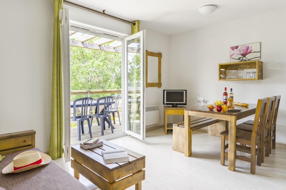 Apartment, 1 Bedroom Cabin sleeps 6 photo 2