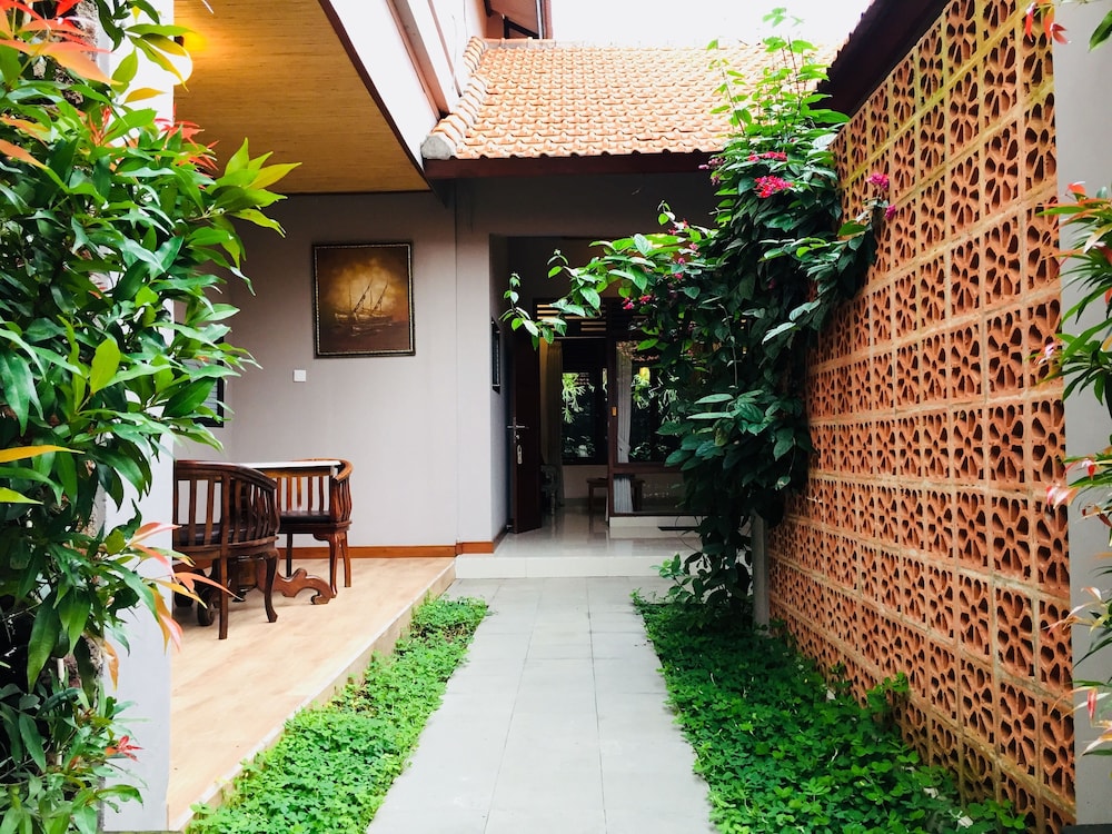 Deluxe Room with Garden View - Photo 11
