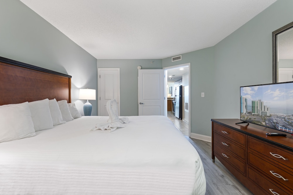 One Bedroom Deluxe Suite- 1 King Bed, Oceanfront, Private Balcony, Full Kitchen photo 2