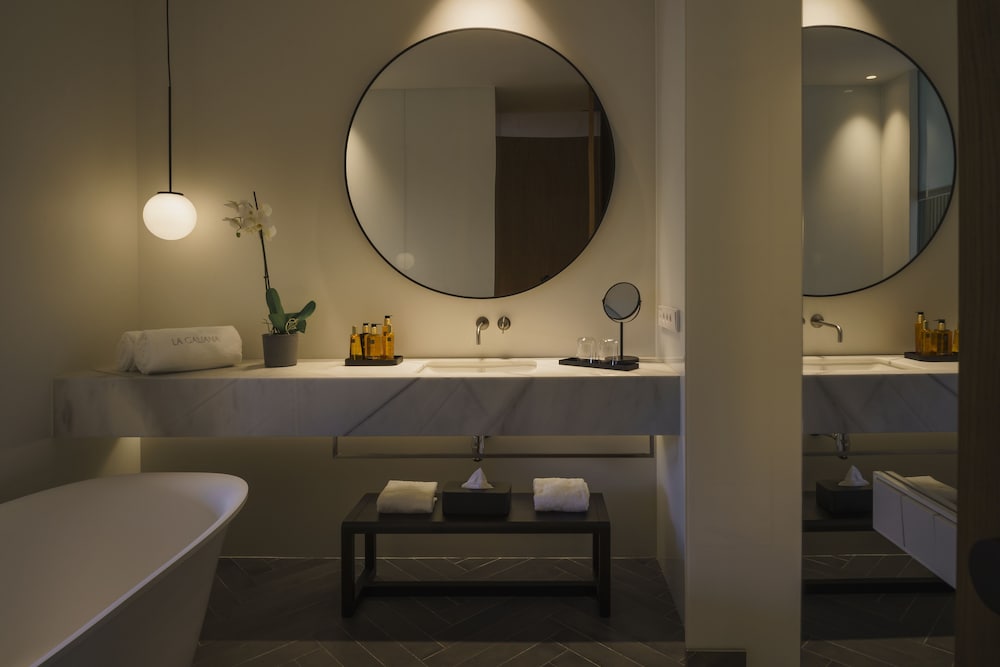 Deluxe Double Room thumbnail 5