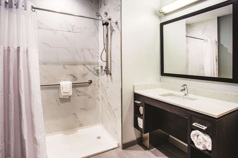 La Quinta Inn & Suites by Wyndham Baltimore Downtown, Photo 4