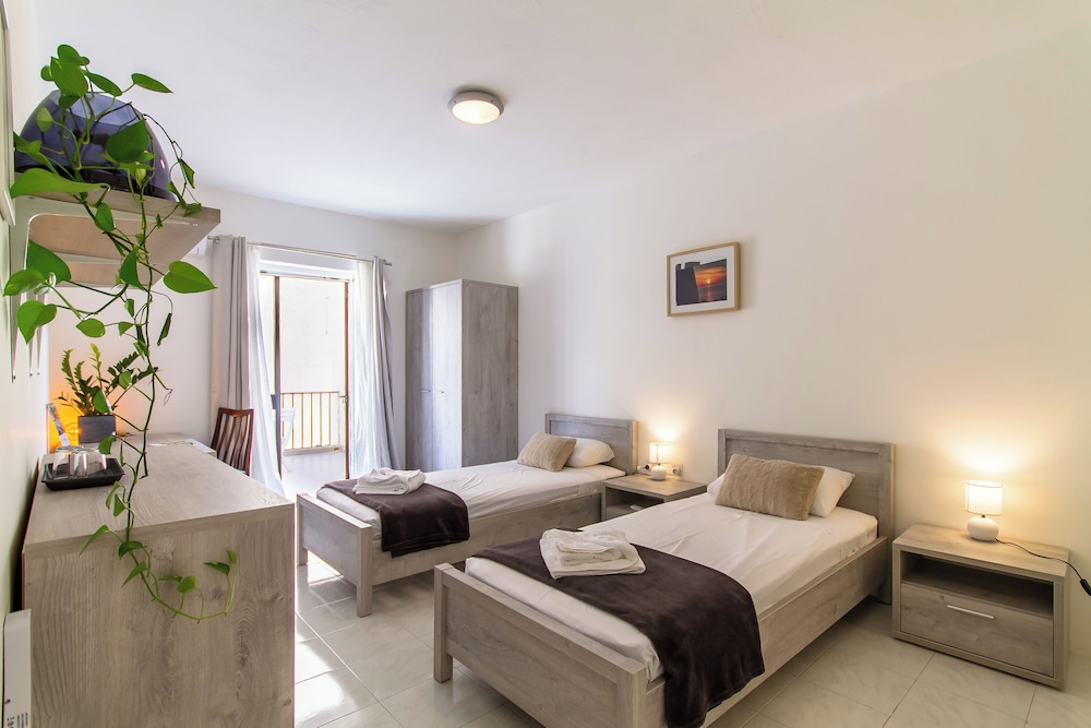 Standard Room, Multiple Bedrooms (SwieqiStay room3 private bath -) photo 2