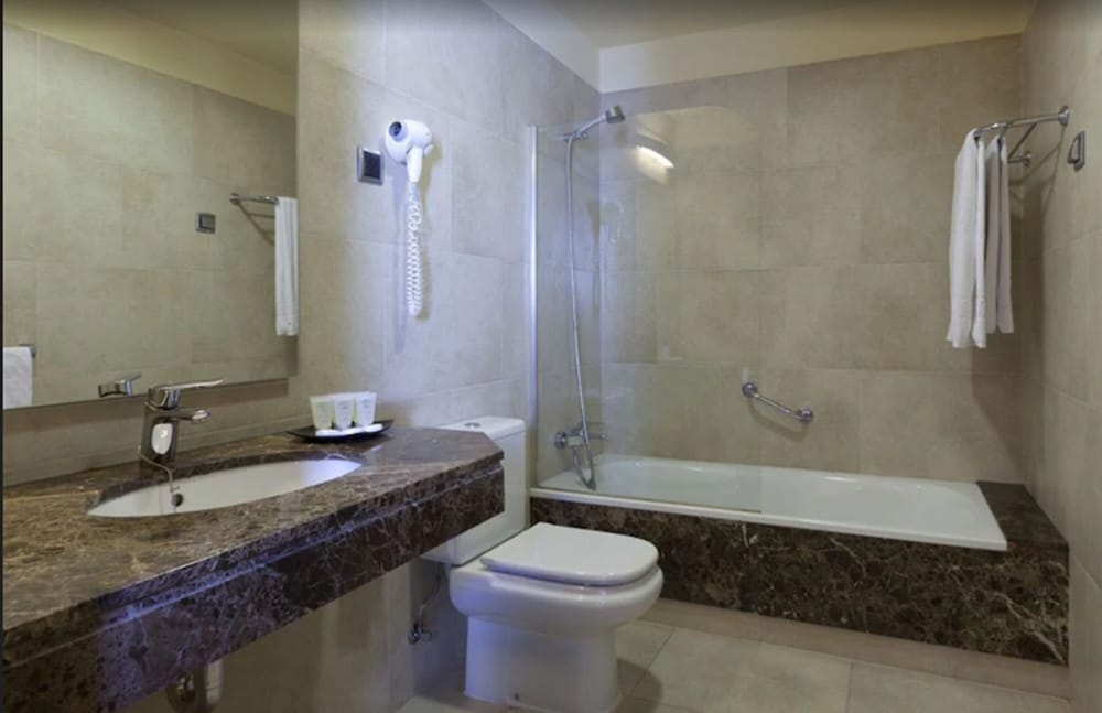 Quadruple Room, City View - Photo 4