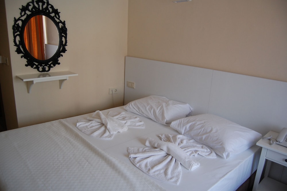 Economy Double Or Twin Room, 1 Queen Bed, Smoking, Pool View photo 1