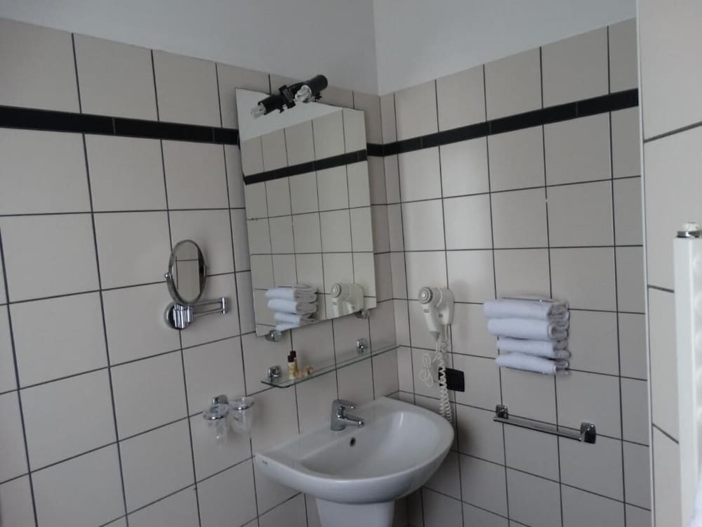 Zimmer im Gästezimmer - Geräumiges Doppelzimmer in Alba, Foto 15
