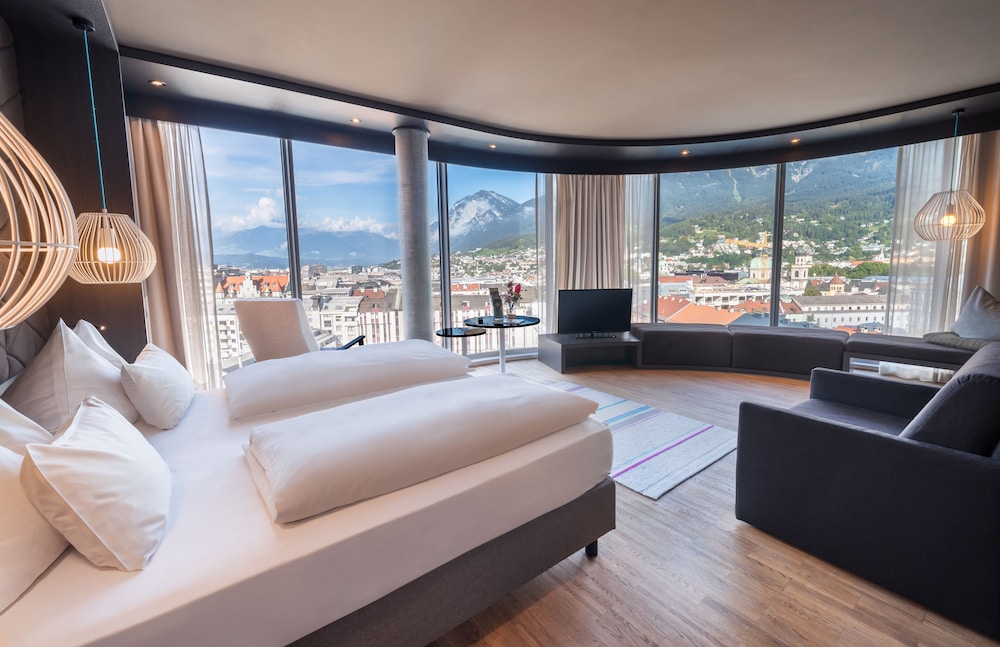 Deluxe Room thumbnail 6