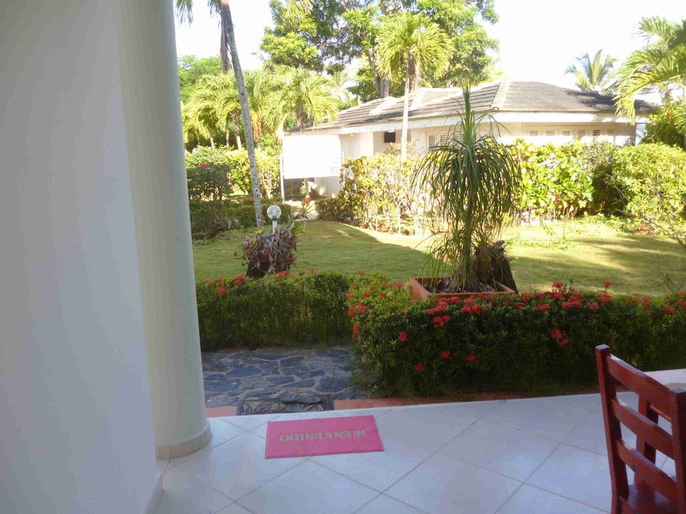 Family Apartment, 1 King Bed with Sofa bed, Non Smoking, Garden View photo 2