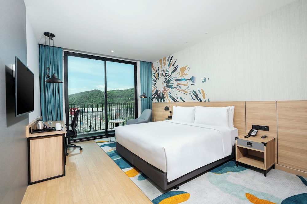 Standard Room, 1 King Bed, Balcony - Photo 1