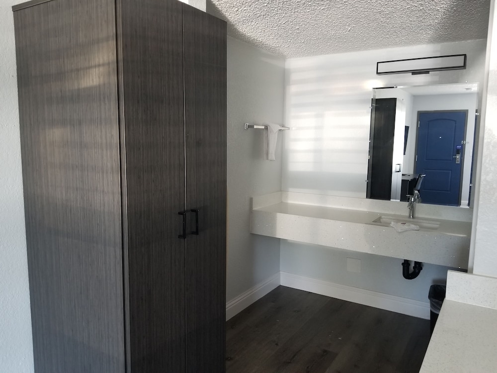 Standard Room, 1 King Bed, Non Smoking, Kitchenette - Photo 17