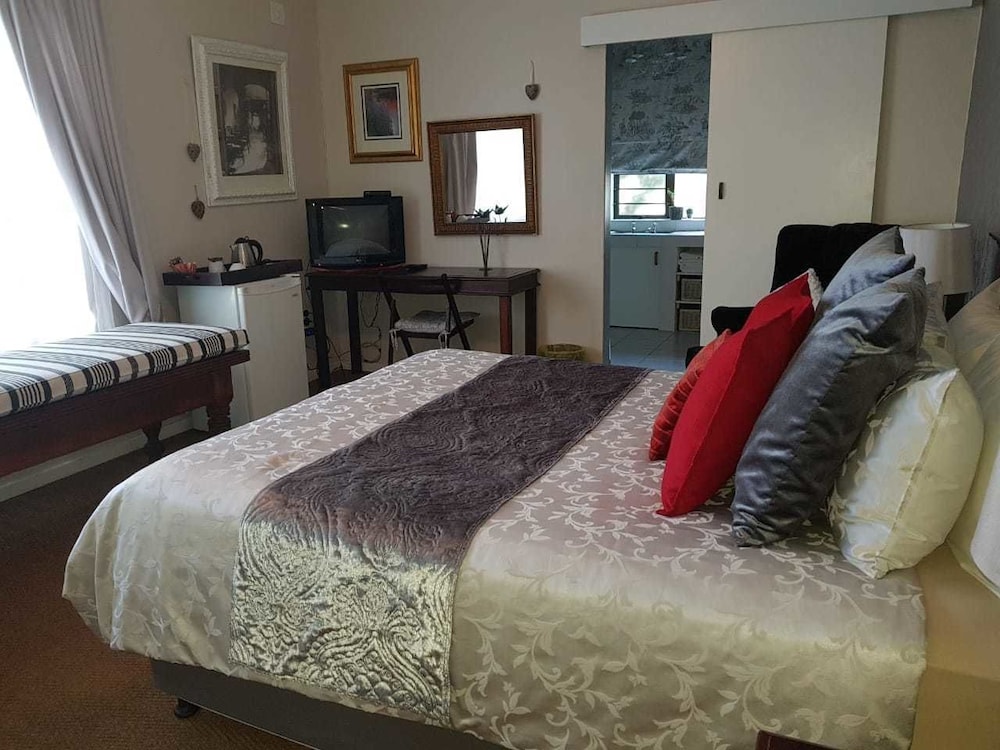 Deluxe Double Room, 1 Queen Bed, Pool View photo 2