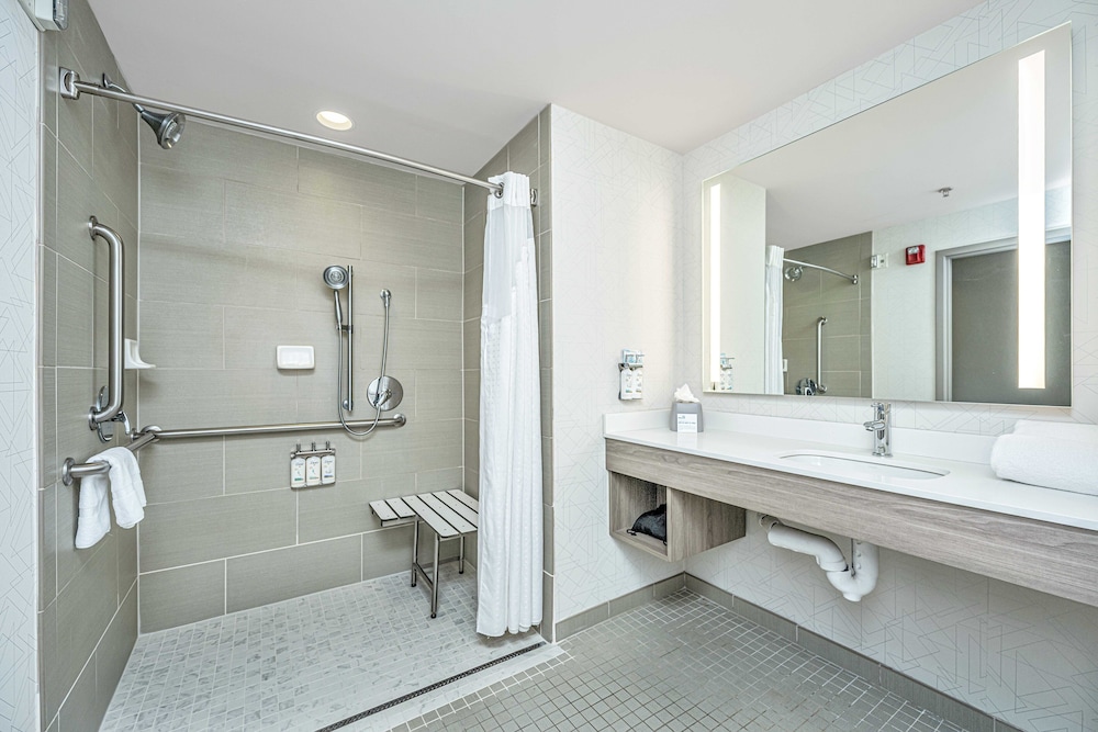 Suite, 1 King Bed, Accessible (Communications, Roll-In Shower) - Photo 3