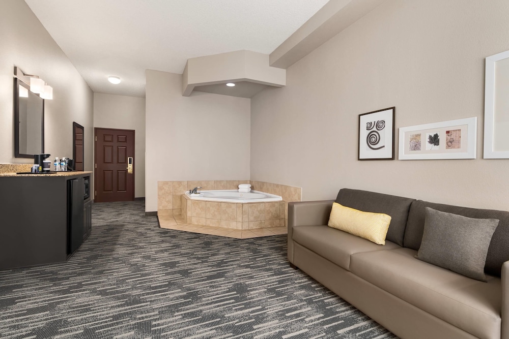 Suite, 1 King Bed, Non Smoking, Jetted Tub - Photo 9