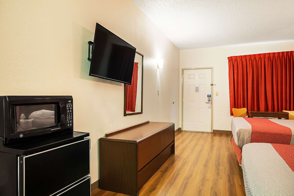 Standard Room, 2 Queen Beds, Non Smoking, Refrigerator & Microwave - Photo 6