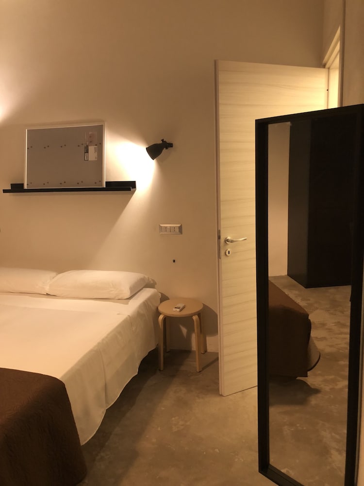 Design Studio Suite, 1 Queen Bed, Non Smoking, Kitchen photo 2