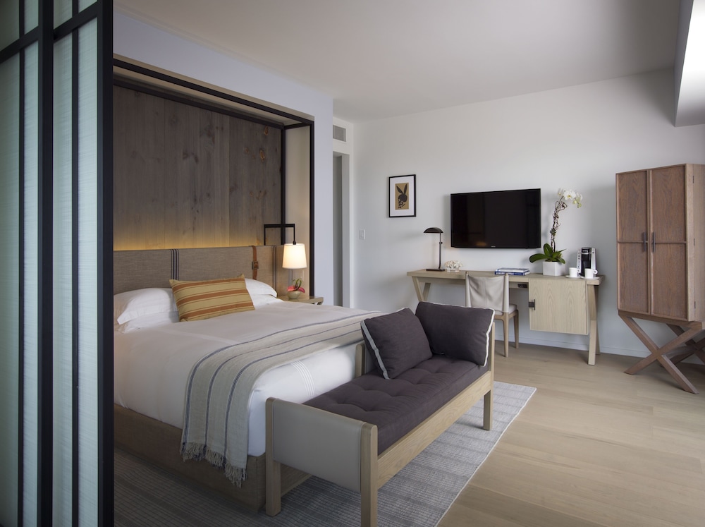 King Suite with Balcony - Photo 5
