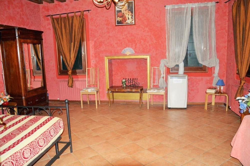Classic Triple Room, Private Bathroom, City View photo 3