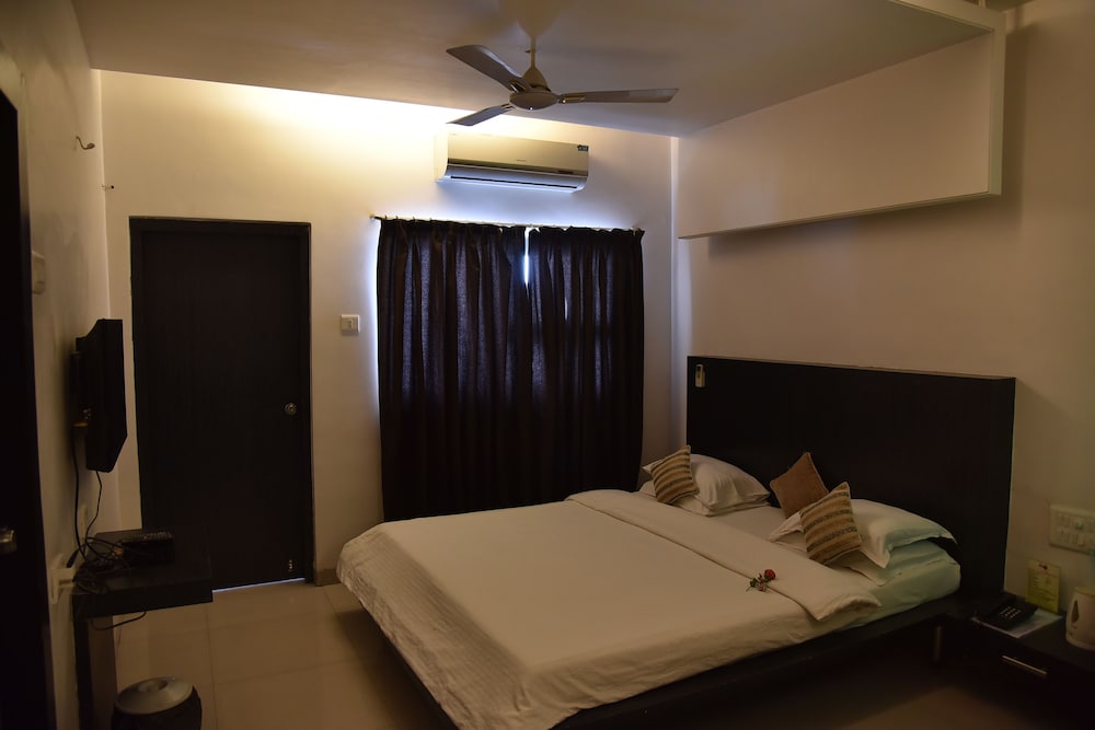 Royal Suite, 1 Bedroom, Smoking, Balcony photo 3