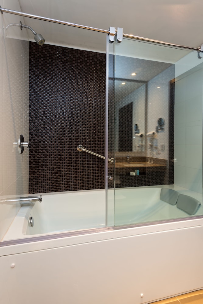 Luxury Suite - Photo 6