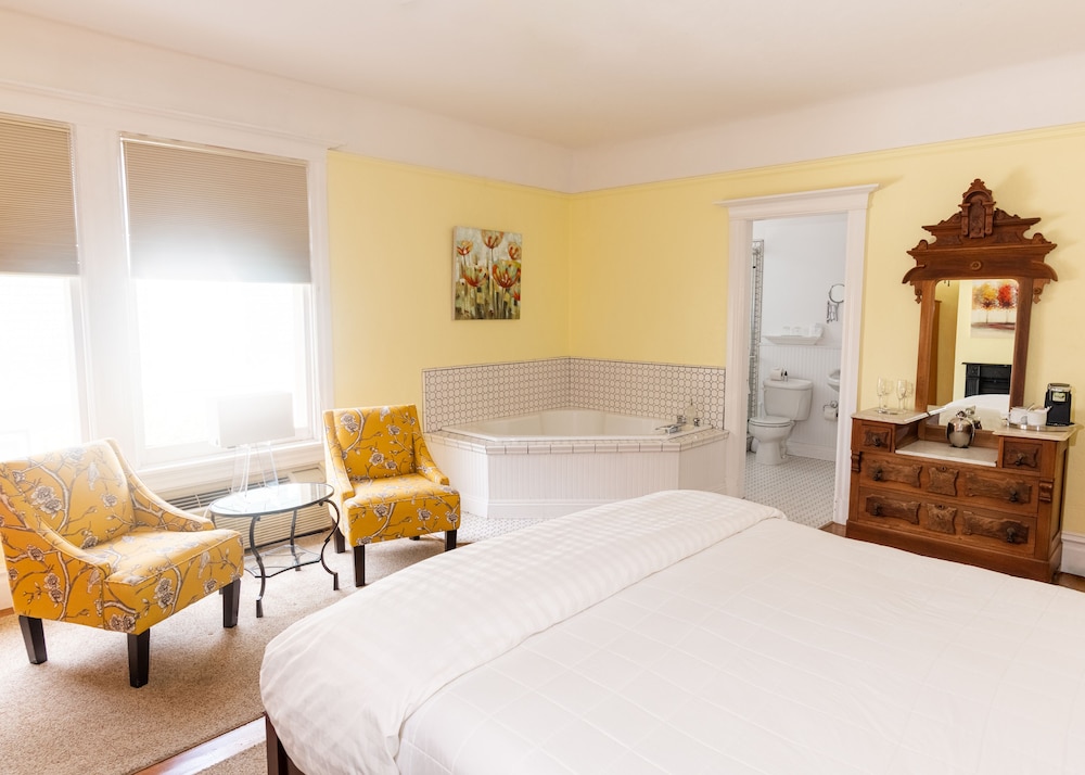 Standard Room, 1 King Bed, Non Smoking photo 3