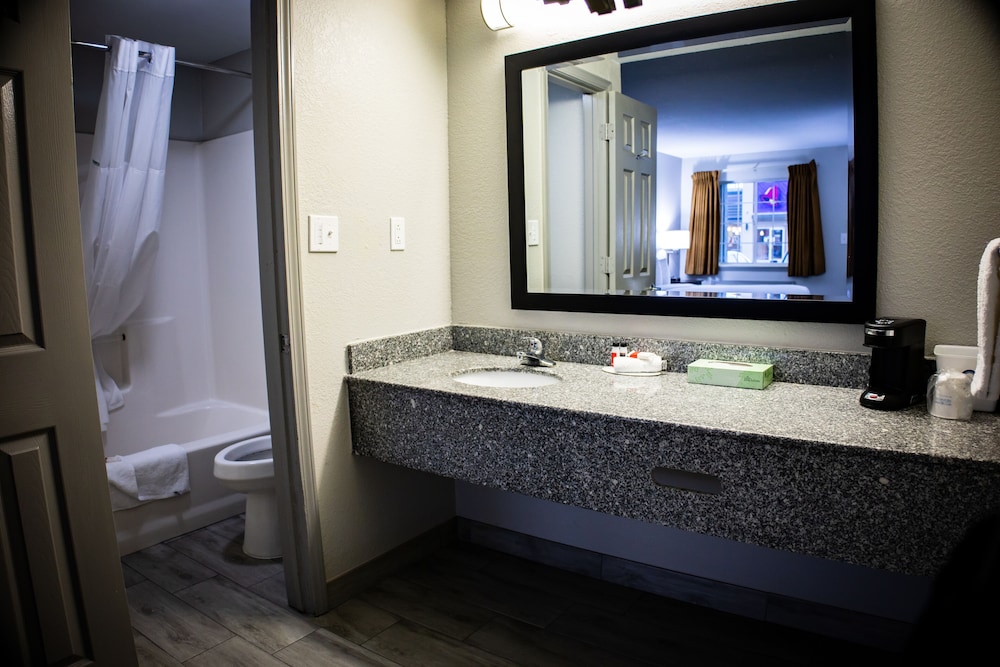 Suite, 2 Queen Beds - Photo 10