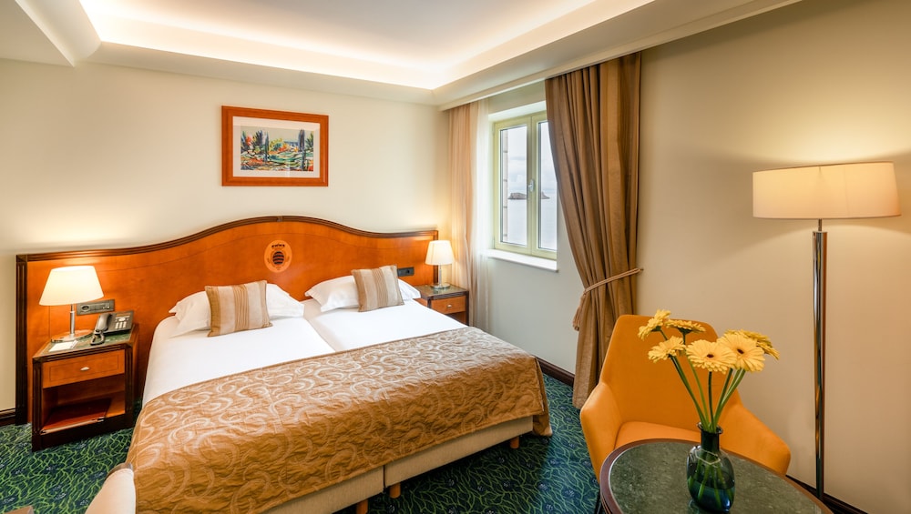 Double or Twin Room - Photo 6