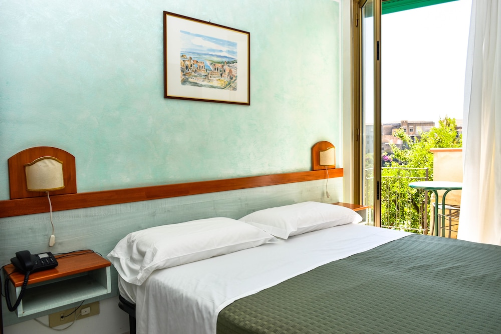 Classic Double Room, Partial Sea View - Photo 3