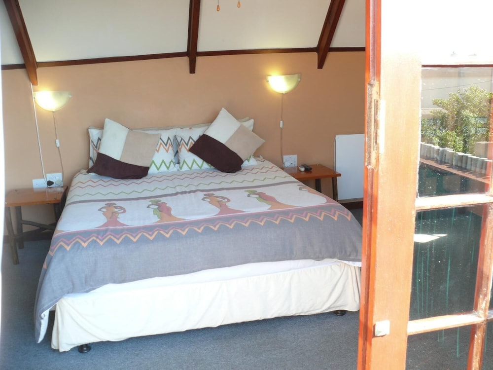 Queen Room + single bed photo 3