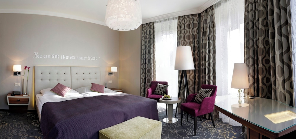 Deluxe Triple Room, City View - Photo 6