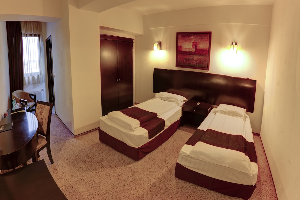 Standard Twin Room - Photo 1