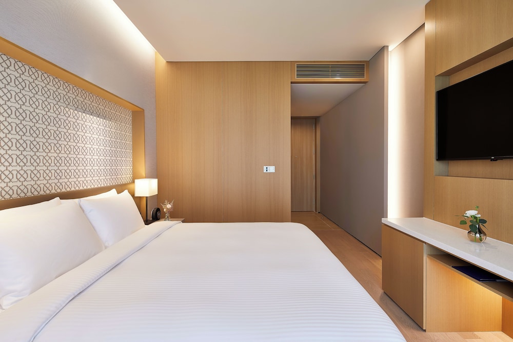 [Hanbok PKG] Superior King (Sky pool + Water park for 2) + Hanbok rental 4 hours for 2 photo 2
