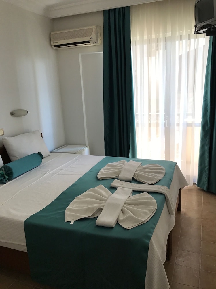 Classic Double Room, 1 Queen Bed, Smoking photo 3