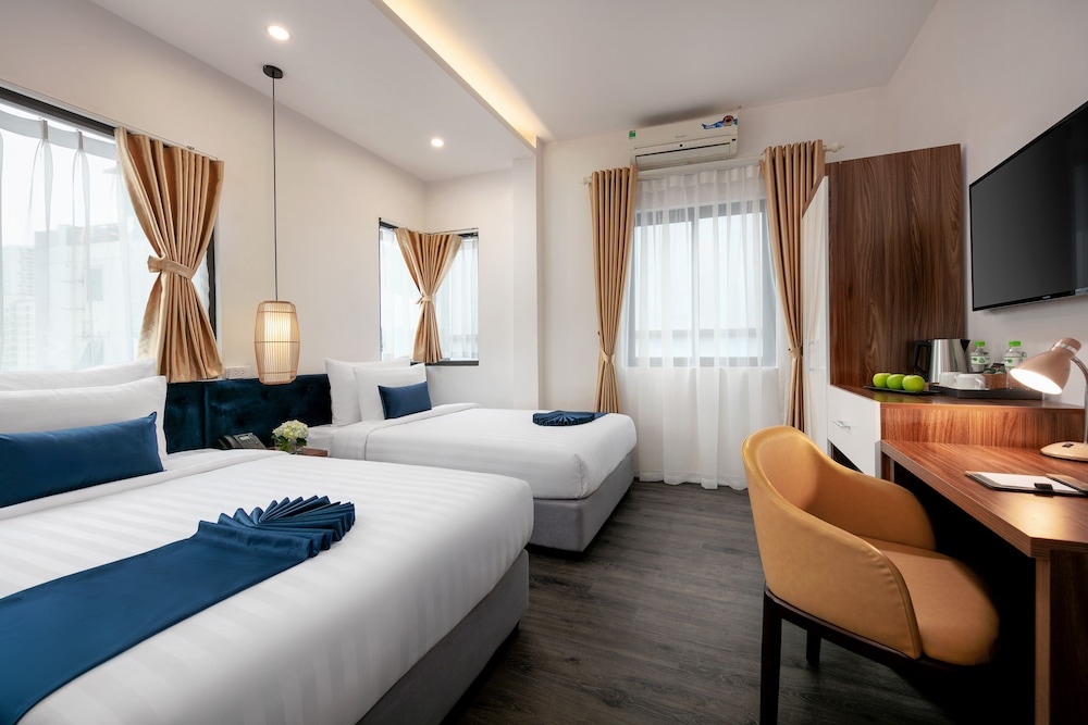 Studio with Window, 2 Twin Beds