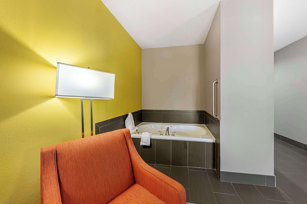 Suite, 1 King Bed, Non Smoking, Jetted Tub photo 3