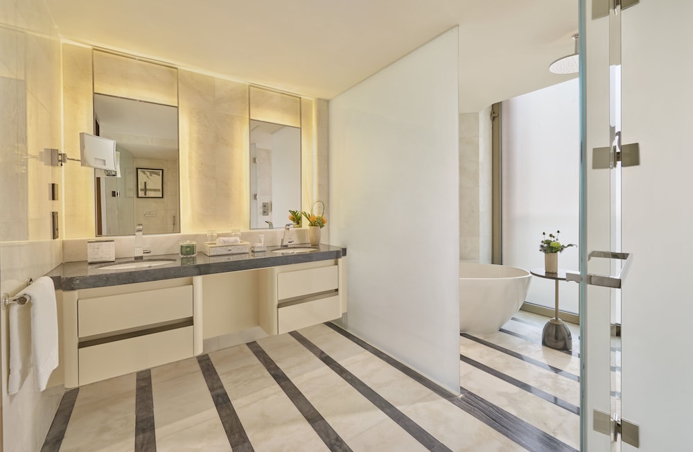 Executive Suite, Corner